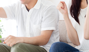 スポーツ観戦をする男女