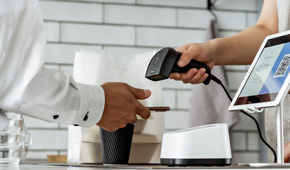 レジで買い物をする男性