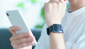 スマホを見ている男性