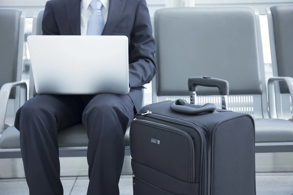 出張先での仕事にもpovo2.0を活用！テザリングのメリットと使い方