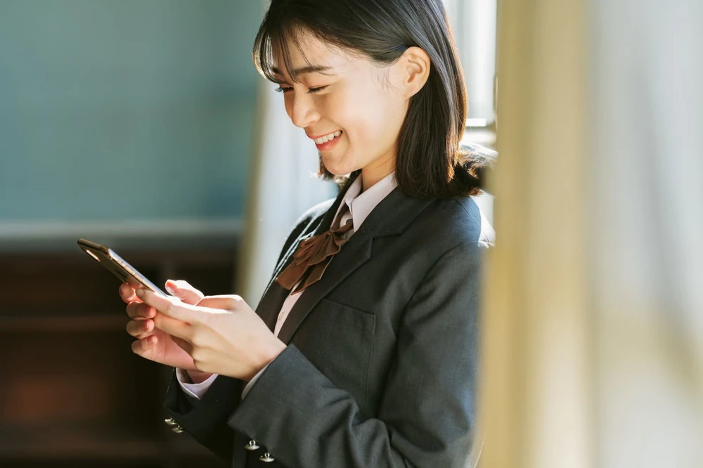 高校生がスマホを持つメリット・デメリットやお子様にスマホを持たせる際のルールを解説！